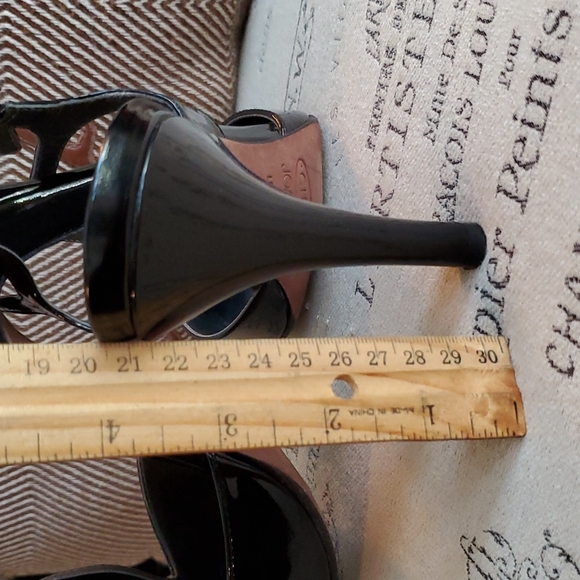 Black patent 8.5 t-strap heels with buckle - Picture 8 of 8